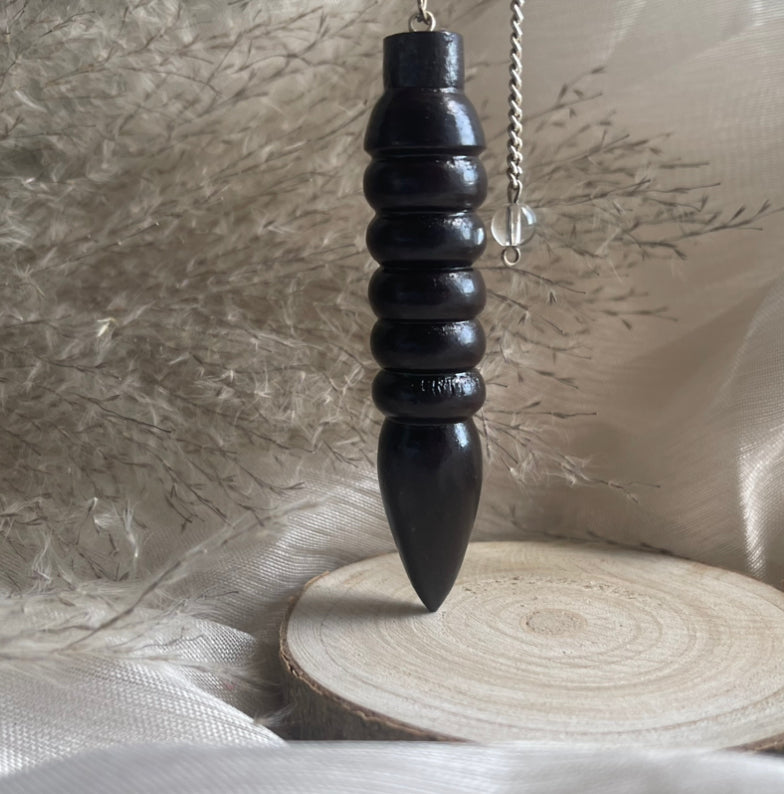 Pendule en bois foncé (pointe)